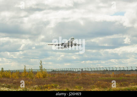 Ukraine BORISPOL, - 2 octobre 2011 : El Al 747 avion du passager est de décoller sur un jour nuageux à partir de l'aéroport Banque D'Images