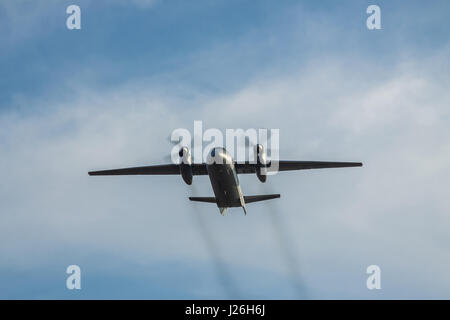 Région de Kiev, Ukraine - le 5 janvier 2012 : Force aérienne irakienne-32 Avion de cargaison en vol avec ciel bleu sur l'arrière-plan Banque D'Images