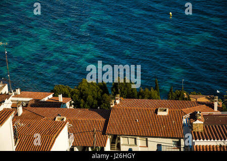 Vue aérienne de maisons blanchies à la chaux avec des toits de tuiles rouges contre la mer Méditerranée dans la ville de Roses, sur la Costa Brava Banque D'Images