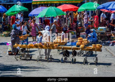 Tachkent, Ouzbékistan - 24 août : pain ouzbek traditionnel appelé ou lepeshka non pour vente dans le bazar Chorsu à chariots à Tachkent. Août 2016 Banque D'Images