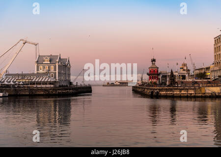 Bassin du port et Victoria and Alfred Waterfront avec tour de l'horloge et le poste de traite de l'Afrique, Cape Town, dans la province du Cap, Afrique du Sud Banque D'Images