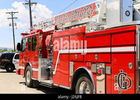 Grand Junction, États-Unis - 28 mai 2016 : le camion du Service des incendies de Grand Junction en action, dans l'arrière d'une voiture de police est stationnée. Banque D'Images