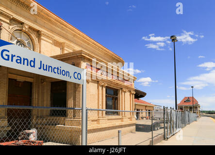 Grand Junction, États-Unis - 28 mai 2016 : l'ancien bâtiment de la gare avec de vieilles lettres sur elle et un signe d'Amtrak moderne à l'avant. Banque D'Images