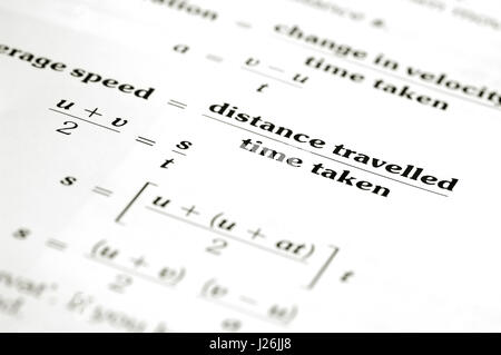 L'équation mathématique du calcul de la vitesse moyenne de la distance dans le temps Banque D'Images