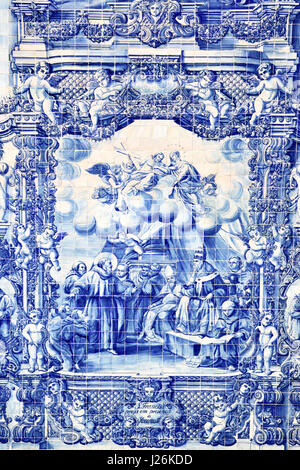 Porto, Portugal - 13 mai 2012 : azulejo carrelage traditionnel portugais sur mur extérieur de la Capela Das Almas église de Santa Catarina à Porto Banque D'Images