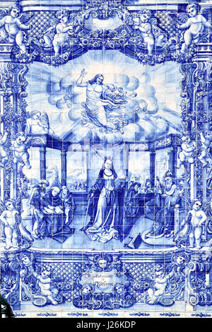 Porto, Portugal - 13 mai 2012 : azulejo carrelage traditionnel portugais sur mur extérieur de la Capela Das Almas église de Santa Catarina à Porto Banque D'Images