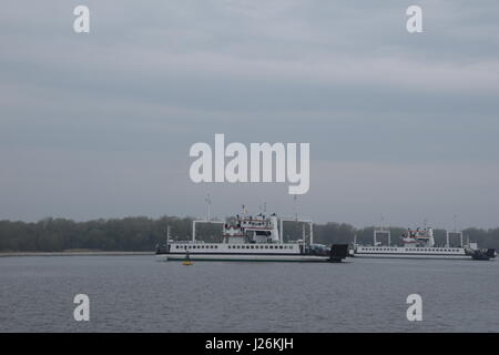 Car-ferries à travers la rivière Swina à Swinoujscie en Pologne Banque D'Images