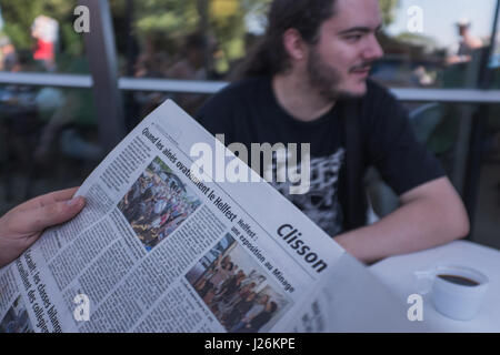 Heavy metal fans assister au Hellfest, heavy metal et hard rock music festival de l'ouest de la France. Clisson - France - juin 2015. Des fans de musique métal assistent au festival Hellfest dans l'ouest de la France. Clisson - France - Juin 2015. Banque D'Images