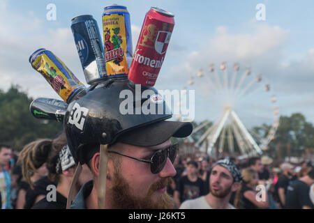 Heavy metal fans assister au Hellfest, heavy metal et hard rock music festival de l'ouest de la France. Clisson - France - juin 2015. Des fans de musique métal assistent au festival Hellfest dans l'ouest de la France. Clisson - France - Juin 2015. Banque D'Images