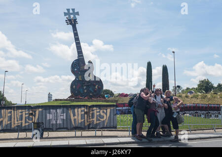 Heavy metal fans assister au Hellfest, heavy metal et hard rock music festival de l'ouest de la France. Clisson - France - juin 2015. Des fans de musique métal assistent au festival Hellfest dans l'ouest de la France. Clisson - France - Juin 2015. Banque D'Images