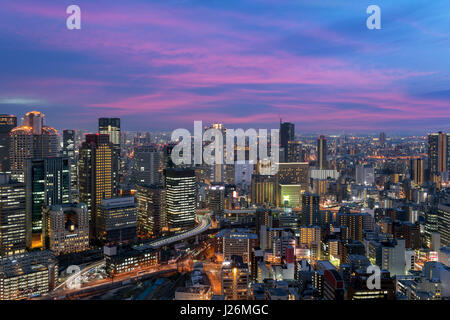 Le centre-ville d'Osaka City skyline à l'historique quartier Umeda, à Osaka au Japon. Banque D'Images