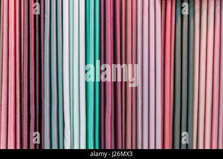 Rideau suspendu à des échantillons colorés des cintres sur un rail dans un écran dans un magasin de détail Banque D'Images