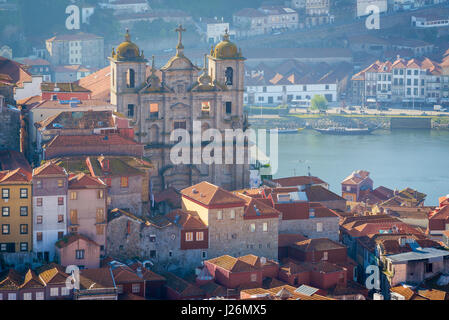 La vieille ville de Porto au Portugal, au lever du soleil Vue aérienne de la vieille ville de Porto avec les tours de l'Igreja de Sao Lourenço ('Grilos') passant au-dessus des toits. Banque D'Images