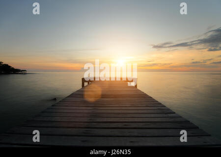 Jetée en bois entre le coucher du soleil à Phuket, Thaïlande. L'été, les voyages, vacances et maison de vacances concept. Banque D'Images