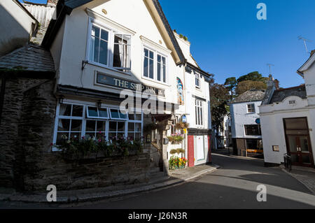 L'un des plus anciens pubs de Fowey, AD1570 est l'auberge de bateau, connu sous le nom de la vieille dame de Fowey, Cornwall en Angleterre. Banque D'Images