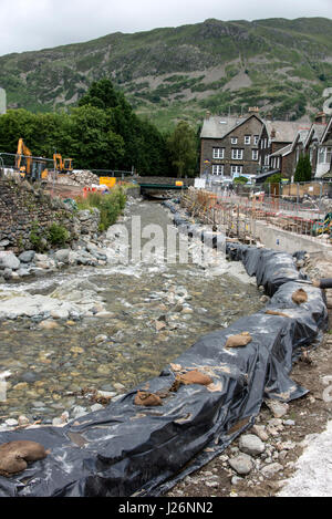 Travaux de reconstruction le long des rives de la Beck de Glenridding, dans le village de Glenridding, dans le district de Lake, en Grande-Bretagne. Banque D'Images