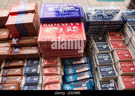 Une sélection de gâteaux menthe Kendal en vente dans une boutique de confiseries dans le Lake District de Cumbria, Angleterre. Le gâteau menthe Kendal est populaire parmi les monter Banque D'Images