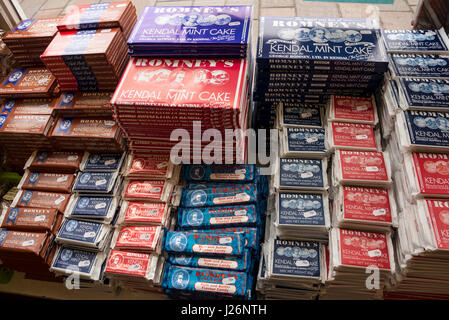 Une sélection de gâteaux menthe Kendal en vente dans une boutique de confiseries dans le Lake District de Cumbria, Angleterre. Le gâteau menthe Kendal est populaire parmi les monter Banque D'Images