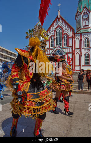 Danseuse Morenada masqué vêtu d'un costume orné d'effectuer au cours d'une parade de rue à l'assemblée annuelle Carnaval andin à Arica, Chili Banque D'Images