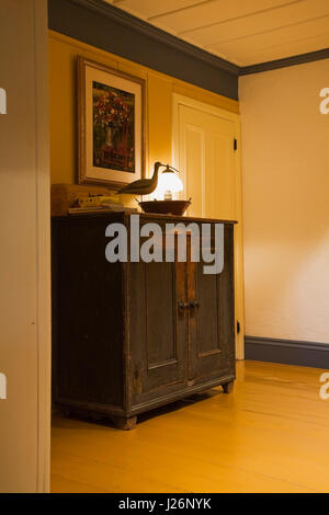 D'une armoire en bois dans le couloir à l'intérieur d'un ancien (1722), régime français residential home Banque D'Images