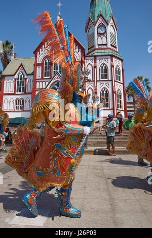 Danseuse Morenada masqué vêtu d'un costume orné d'effectuer au cours d'une parade de rue à l'assemblée annuelle Carnaval andin à Arica, Chili Banque D'Images