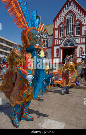 Danseuse Morenada masqué vêtu d'un costume orné d'effectuer au cours d'une parade de rue à l'assemblée annuelle Carnaval andin à Arica, Chili Banque D'Images