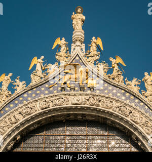 Détails sur le toit de la Cathédrale Patriarcale Basilique Saint Marc à Venise, Italie. Banque D'Images