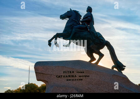 Statue équestre de Pierre le Grand (bronze horseman), Saint-Pétersbourg, Russie. Ciel du matin contre une silhouette Banque D'Images