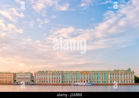 Palais d'hiver (musée d'état de l'Hermitage) riverside vue, Saint-Pétersbourg, Russie. Matin d'été nuageux cityscape Banque D'Images