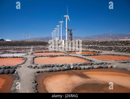 Gran Canaria, le sel des étangs d'évaporation Salinas de Tenefe, au sud-est de l'île, couleur rose créé par algues Dunaliella salina Banque D'Images