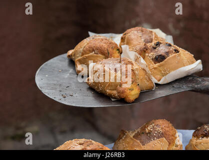 Pâques traditionnel chypriote des pâtisseries à base de mélange de fromage Halloumi et divers, appelé flaounes Banque D'Images