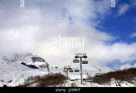 Sur le télésiège de ski et snow mountain dans les nuages. Montagnes du Caucase, le Mont Tetnuldi Svaneti, région de la Géorgie. Banque D'Images