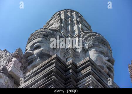 Bouddha stone face à la tour du monastère bouddhiste Mendut Mendut (Vihara). Situé à côté de Mendut Temple, dans Mungkid Ville, Centre de Java, Indonésie Banque D'Images