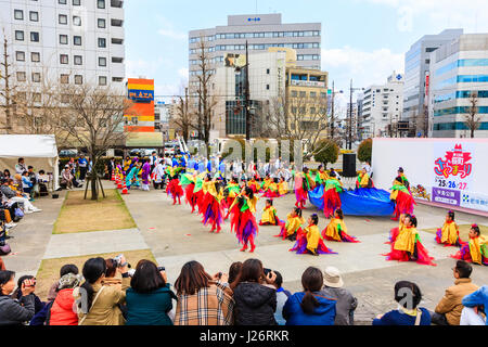 Le Japon, Kumamoto, Hinokuni de Yosakoi. Pour l'équipe de danse de fille, tous habillés comme des fées en rouge écorché les costumes, la danse dans la ville. Banque D'Images