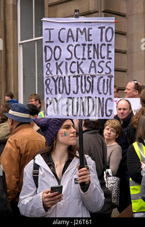 Les participants à la marche de la science manifestation tenue à Édimbourg le 22 avril, 2017 dans le cadre de la protestation contre les coupures de financement de la science. Banque D'Images