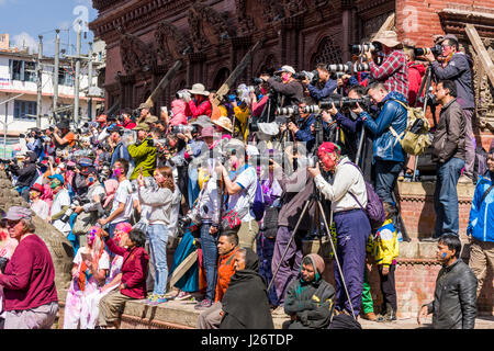 Les touristes chinois sont de prendre des photographies de milliers de jeunes, les bavures et en jouant avec la couleur, la célébration du festival holi Banque D'Images