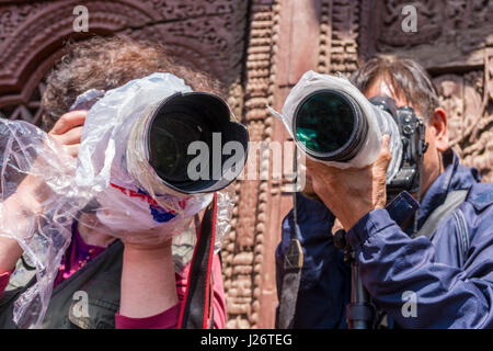 Les touristes chinois sont de prendre des photographies de milliers de jeunes, les bavures et en jouant avec la couleur, la célébration du festival holi Banque D'Images