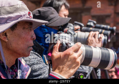 Les touristes chinois sont de prendre des photographies de milliers de jeunes, les bavures et en jouant avec la couleur, la célébration du festival holi Banque D'Images