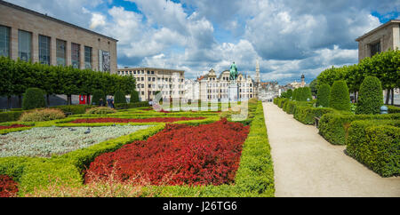 Rouge, Blanc et vert du parc de couleur avec Bruxelles skyline en arrière-plan Banque D'Images