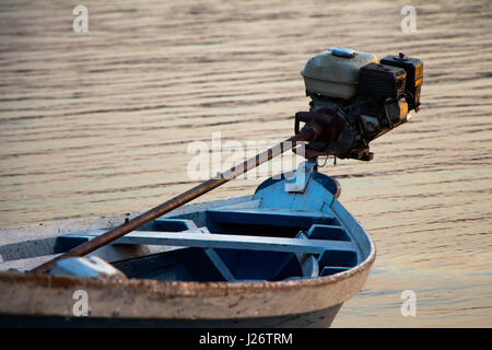 Détail de Rabeta, un bateau à moteur typique de l'Amazone, a échoué à Alter do Chao, au Brésil. Banque D'Images