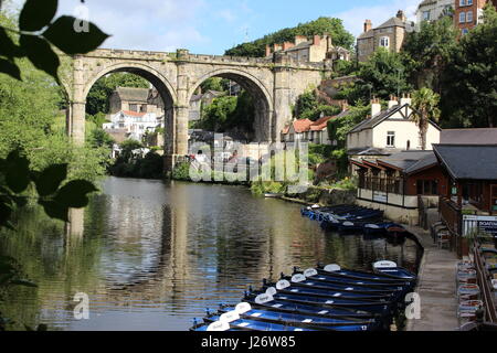 Vue sur le viaduc de chemin de fer sur la rivière Nidd de dessous les ruines du château de Knaresborough dans le marché de la ville historique de Knaresborough, ni Banque D'Images