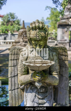 Sculpture en pierre à ailes au monastère bouddhiste Mendut Mendut (Vihara). Situé à côté de Mendut Temple, dans Mungkid Ville, Centre de Java Banque D'Images