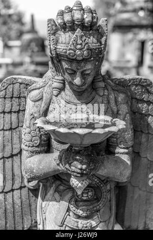 Sculpture en pierre à ailes au monastère bouddhiste Mendut Mendut (Vihara). Situé à côté de Mendut Temple, dans Mungkid Ville, Centre de Java Banque D'Images