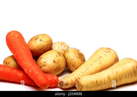 Collecte des matières bio légumes y compris les pommes de terre , Carottes et panais isolé sur fond blanc Banque D'Images