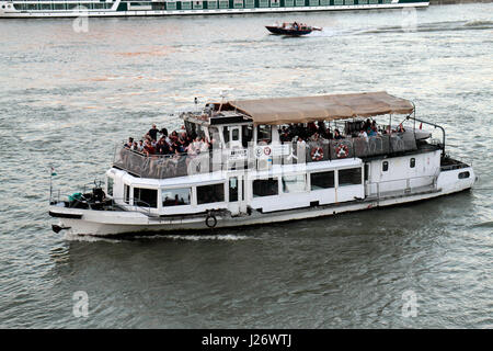 Un pas de 12 bus de la rivière Varhegy sur le Danube à Budapest, Hongrie. Banque D'Images