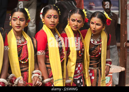 Groupe de danseurs indiens de l'Assam habillés en costume régional traditionnel à l'Sarujkund Foire artisanale à Haryana près de Delhi, en Inde. Banque D'Images