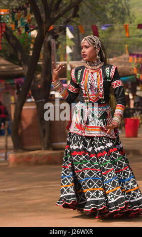 Femme en costume noir traditionnel de la tribu Kalbelia du Rajasthan, l'exécution à l'Sarajkund annuel Mela dans l'Haryana en Inde. Banque D'Images