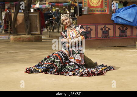 Danseur du Rajasthan ornée en costume noir avec des perles et paillettes d'effectuer lors de l'assemblée juste Sarujkund près de Delhi, en Inde. Banque D'Images