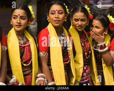 Groupe de danseurs indiens de l'Assam habillés en costume régional traditionnel à l'Sarujkund Foire artisanale à Haryana près de Delhi, en Inde. Banque D'Images