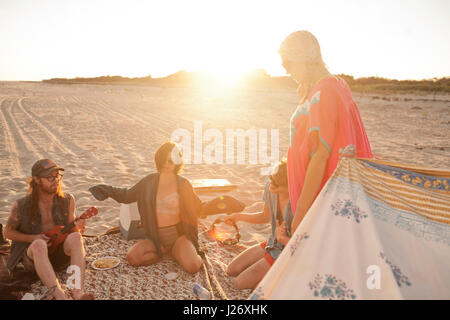 Amis de concert sur une plage Banque D'Images